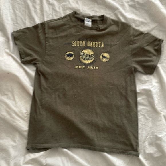 Men’s Medium Black Hills South Dakota t-shirt.  Used. - Picture 1 of 4